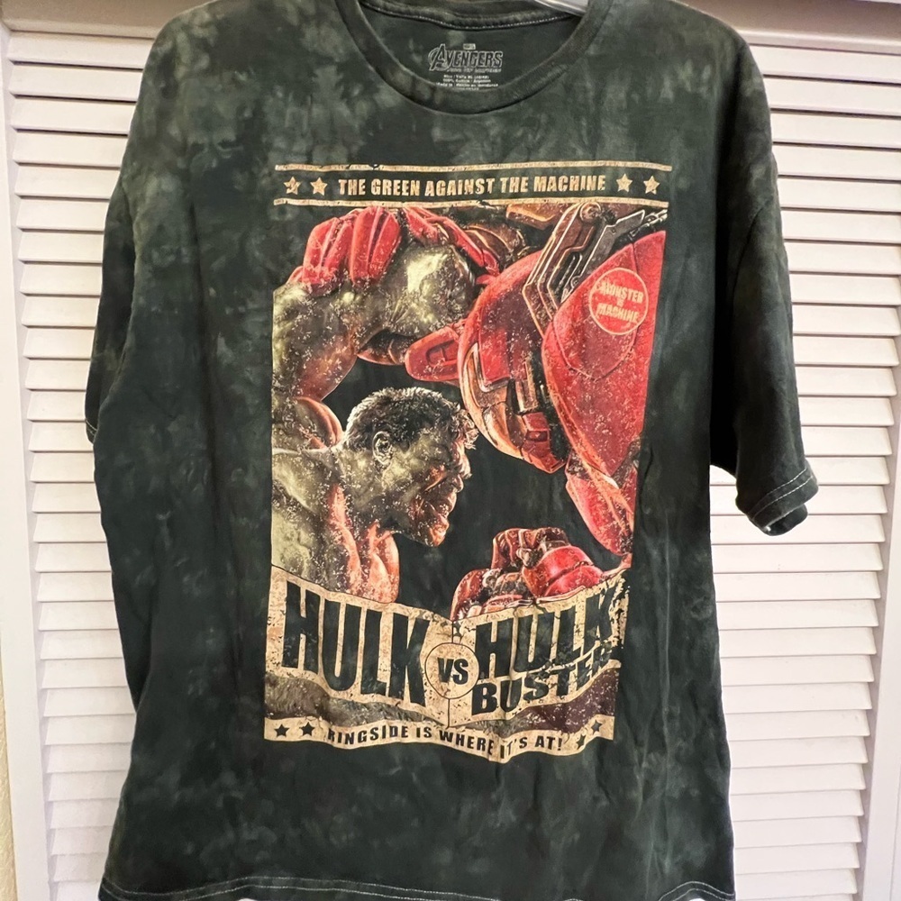 Avengers Hulk Vs Hulk Bust T-Shirt View 5